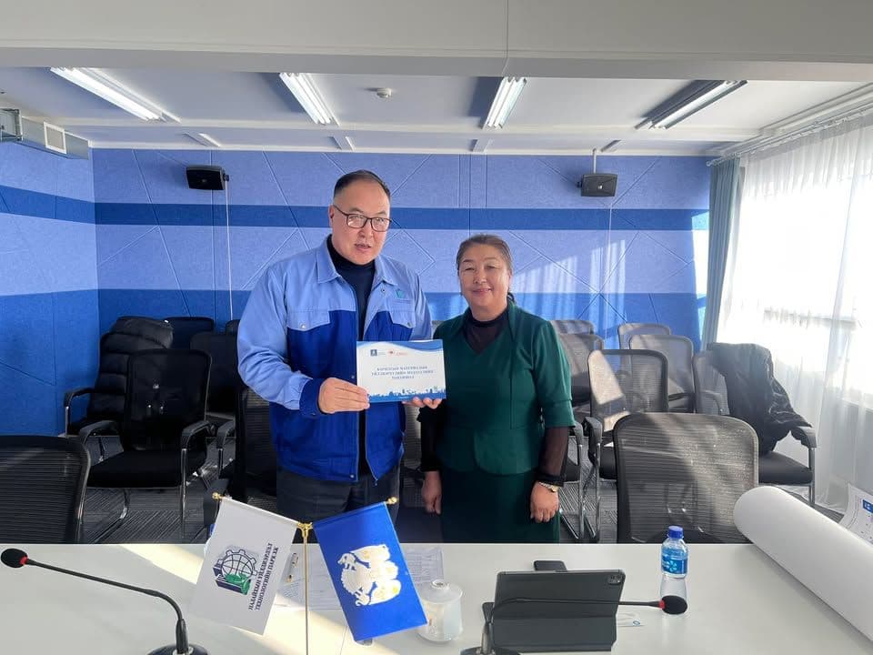 Монголын Барилгын материал үйлдвэрлэгчдийн холбоо салбарын үйлдвэрлэгчдийг төлөөлж  Үйлдвэрлэл технологийн паркийн үйл ажиллагаа, дэд бүтцийн бүтээн байгуулалттай танилцаж, кластераар хөгжүүлэх асуудлаар харилцан туршлага солилцлоо.